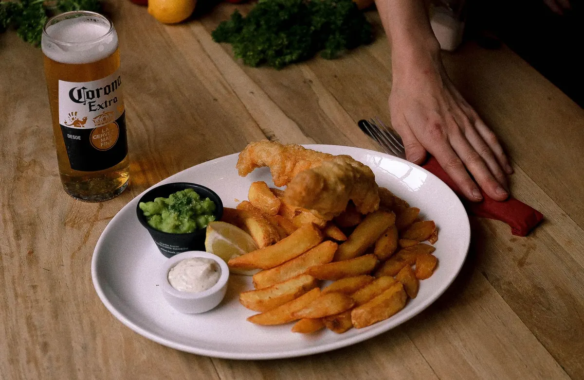 Best Drinks to Pair with Fish and Chips: Tea, Beer, and Soft Drinks Compared